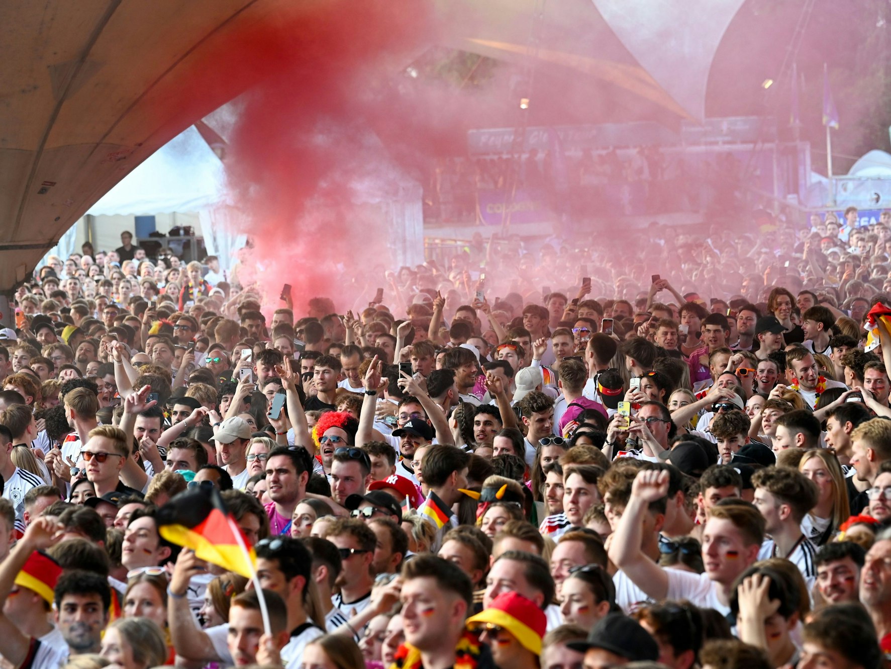 Deutschland-Fans beim Public Viewing am Tanzbrunnen.