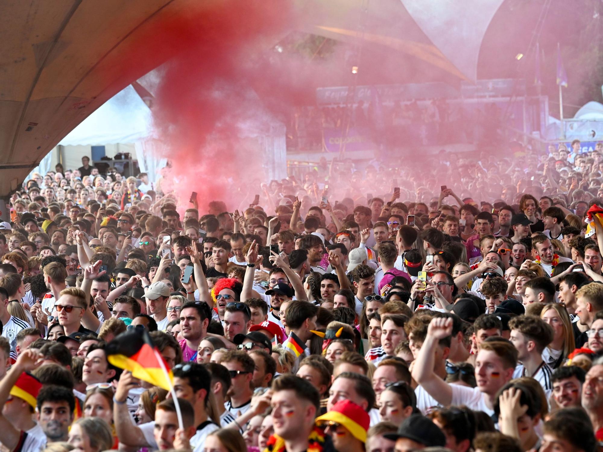 Deutschland-Fans beim Public Viewing am Tanzbrunnen.