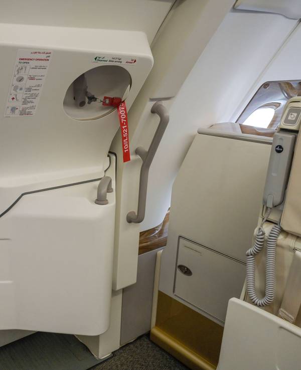 Die Flugzeugtür in einem Airbus A380 von Emirates.