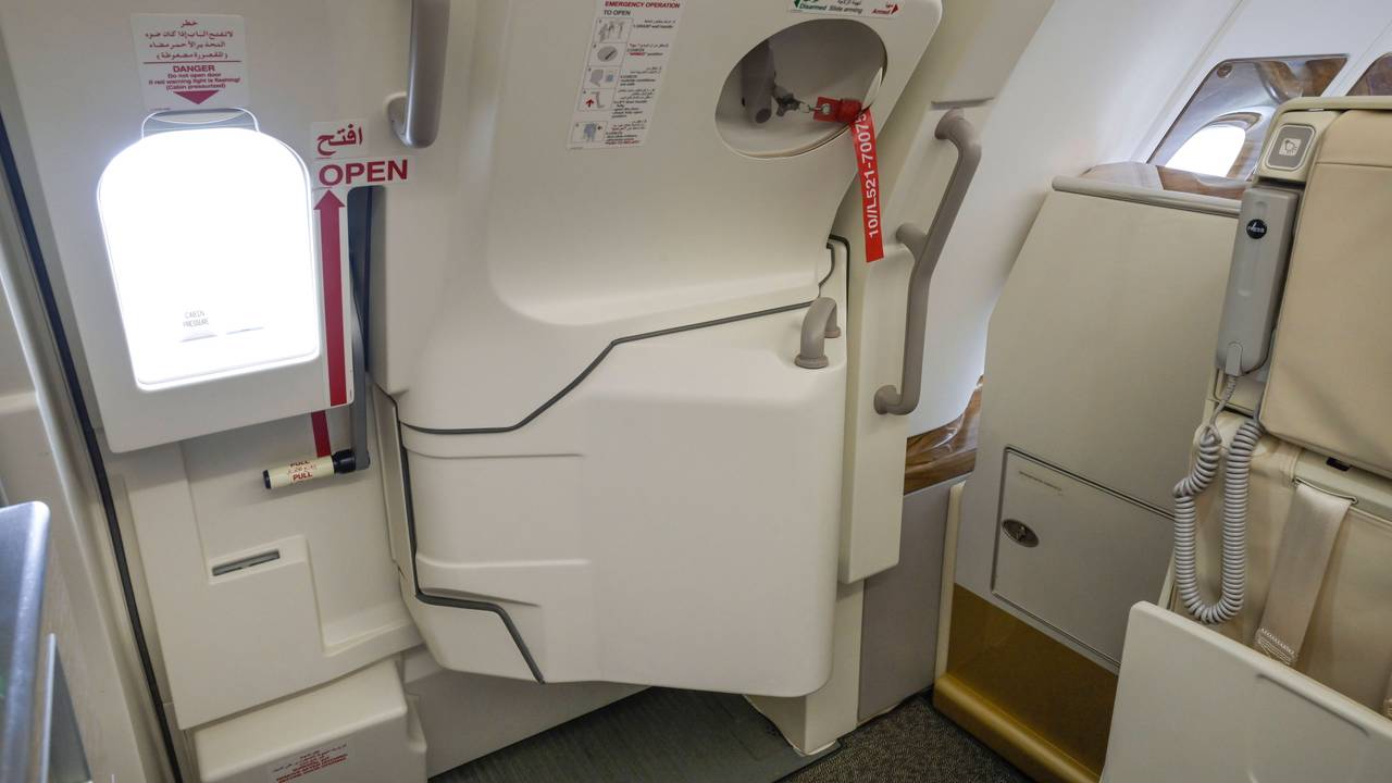 Die Flugzeugtür in einem Airbus A380 von Emirates.