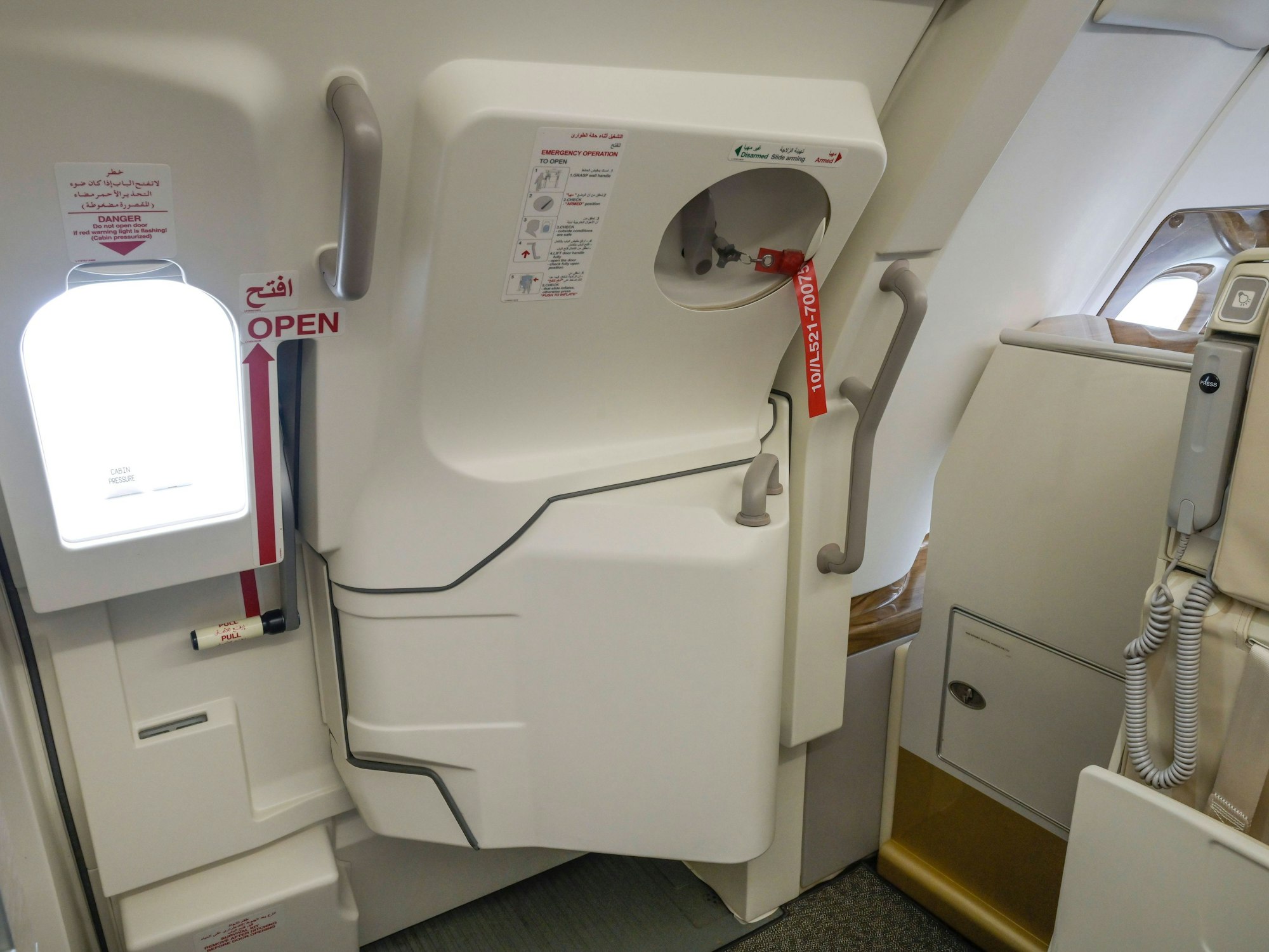 Die Flugzeugtür in einem Airbus A380 von Emirates.