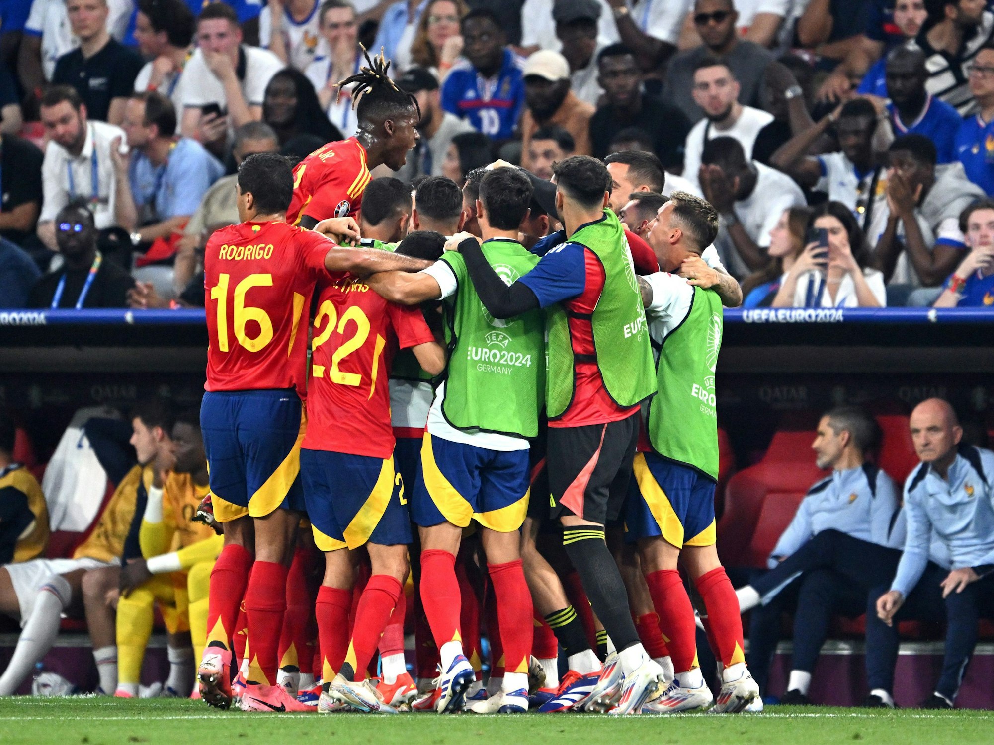 Spanien jubelt im EM-Halbfinale gegen Frankreich über ein Tor.