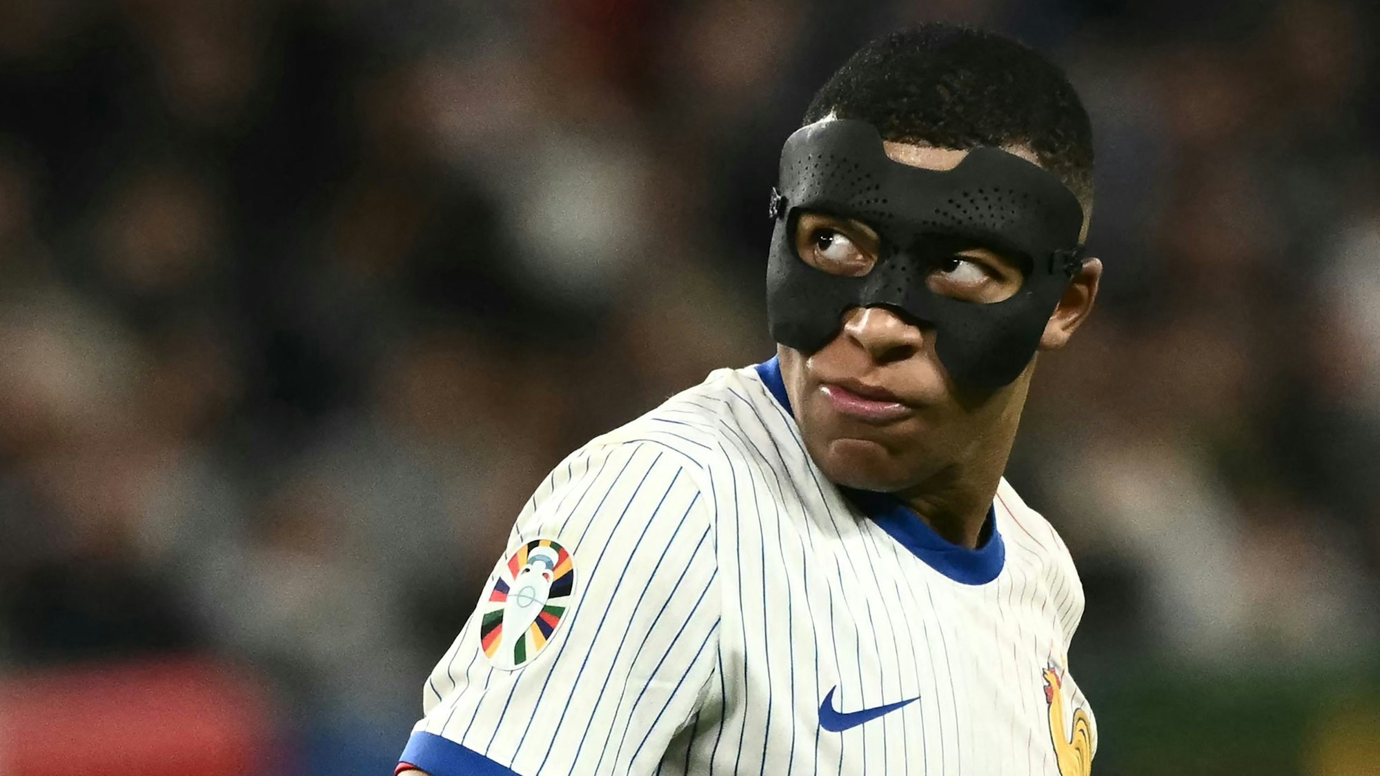 Kylian Mbappé mit Gesichtsmaske.