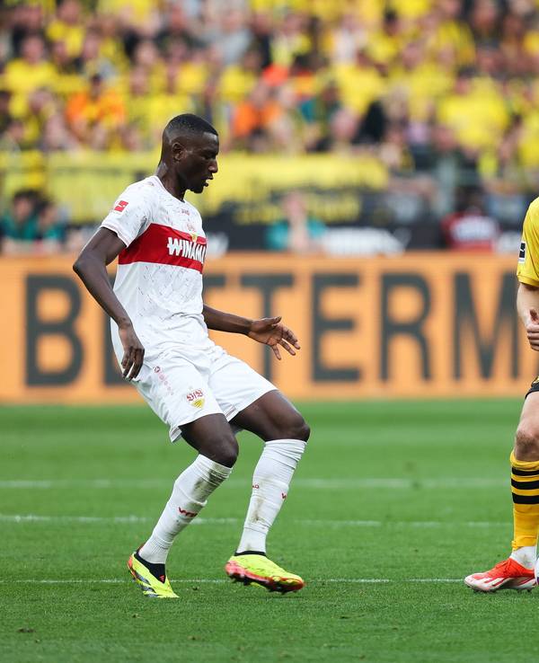 Serhou Guirassy und Nico Schlotterbeck im Zweikampf.