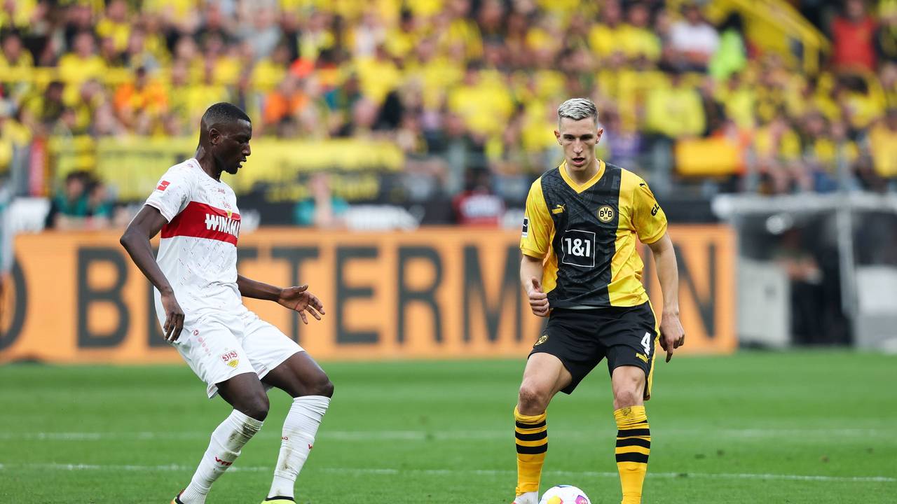 Serhou Guirassy und Nico Schlotterbeck im Zweikampf.