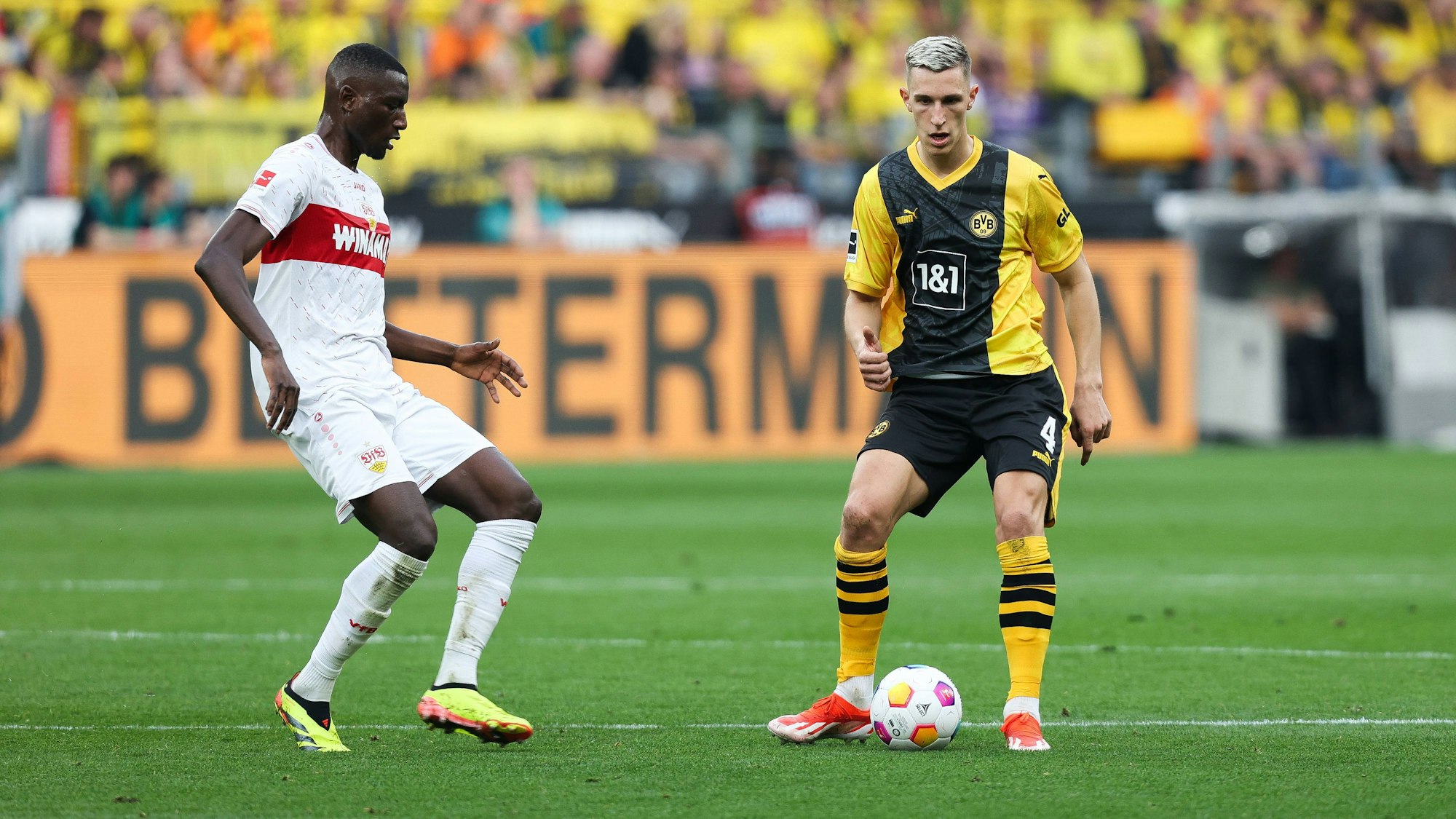 Serhou Guirassy und Nico Schlotterbeck im Zweikampf.