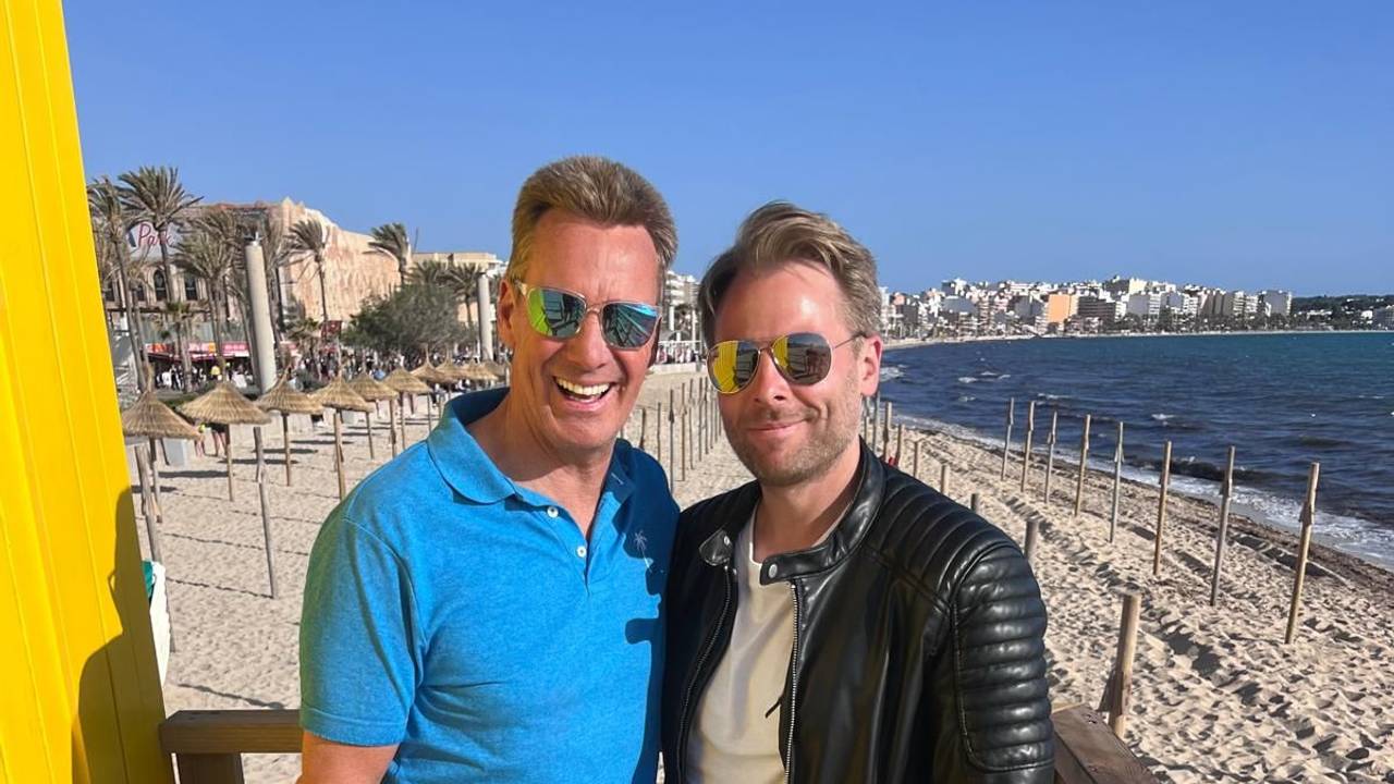 Jürgen Milski und DJ Aaron stehen auf einem Hochsitz an einem Strand auf Mallorca.