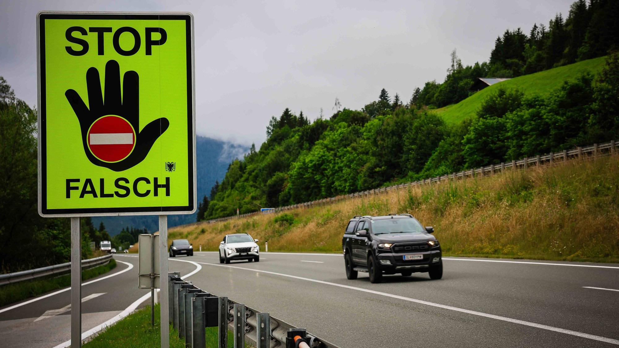 Auf der Tauernautobahn fahren Autos.