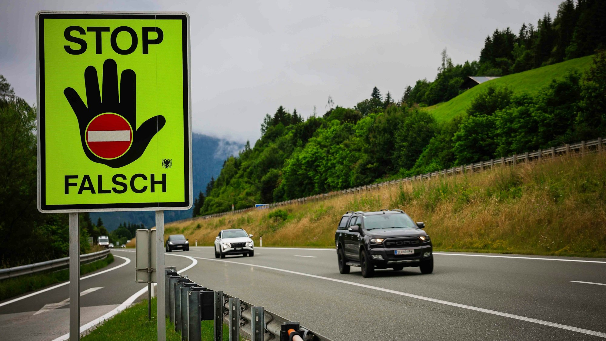 Auf der Tauernautobahn fahren Autos.