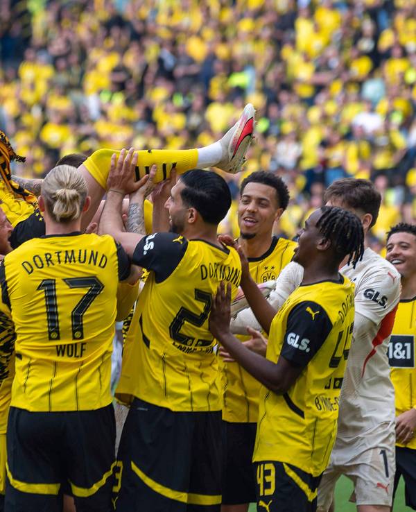 Die Stars von Borussia Dortmund lassen Marco Reus nach dem letzten Saisonspiel in der Bundesliga hochleben.