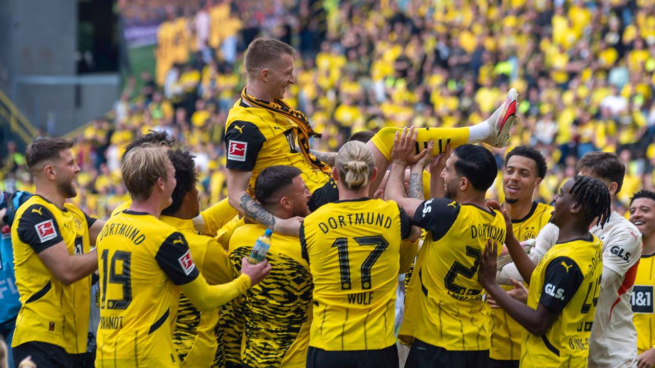 Die Stars von Borussia Dortmund lassen Marco Reus nach dem letzten Saisonspiel in der Bundesliga hochleben.