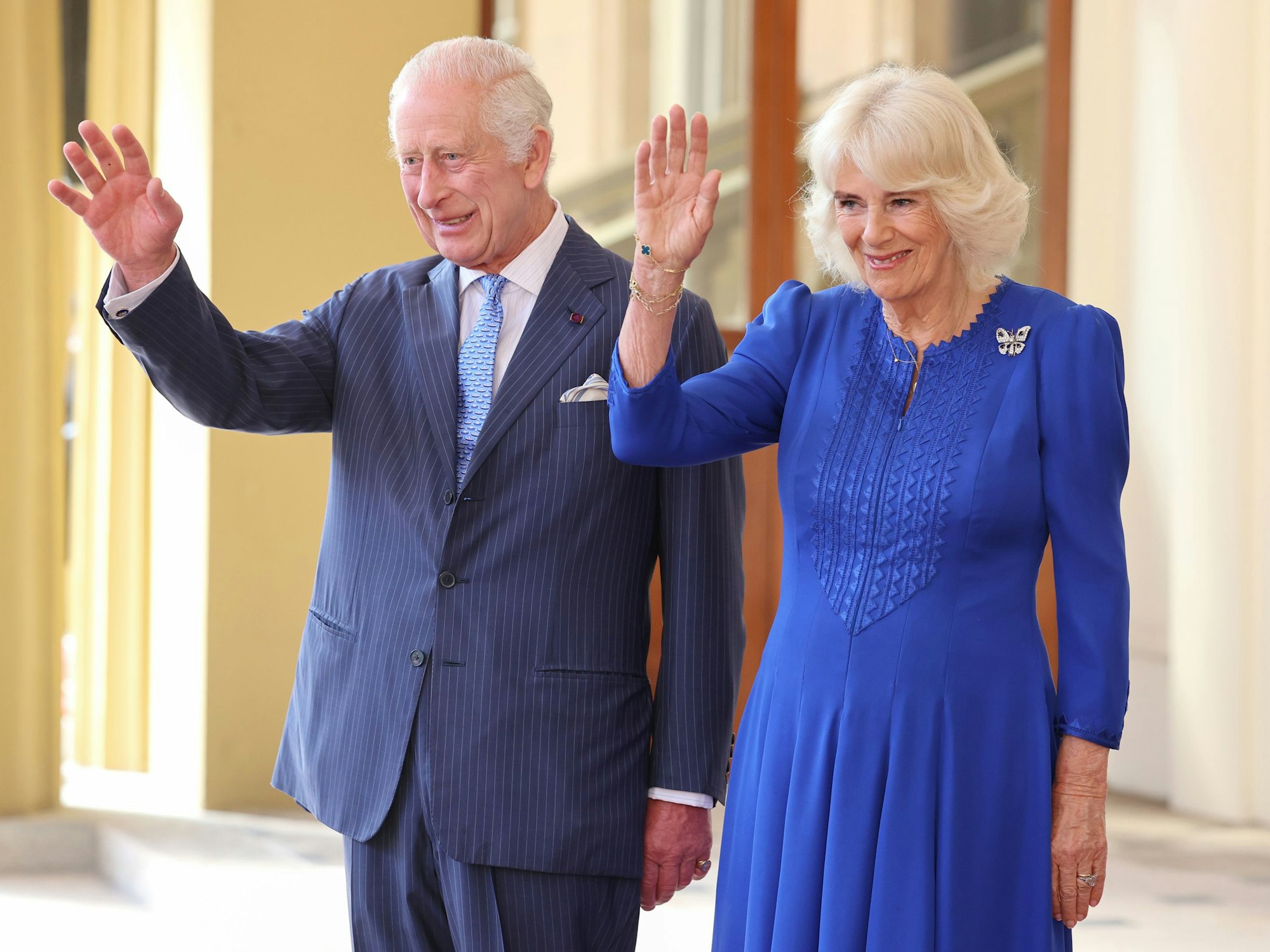 König Charles III. und Königin Camilla winken und lächeln, als sie Kaiser Naruhito und seine Gemahlin, Kaiserin Masako von Japan, am letzten Tag ihres Staatsbesuchs feierlich aus dem Buckingham Palace verabschieden.