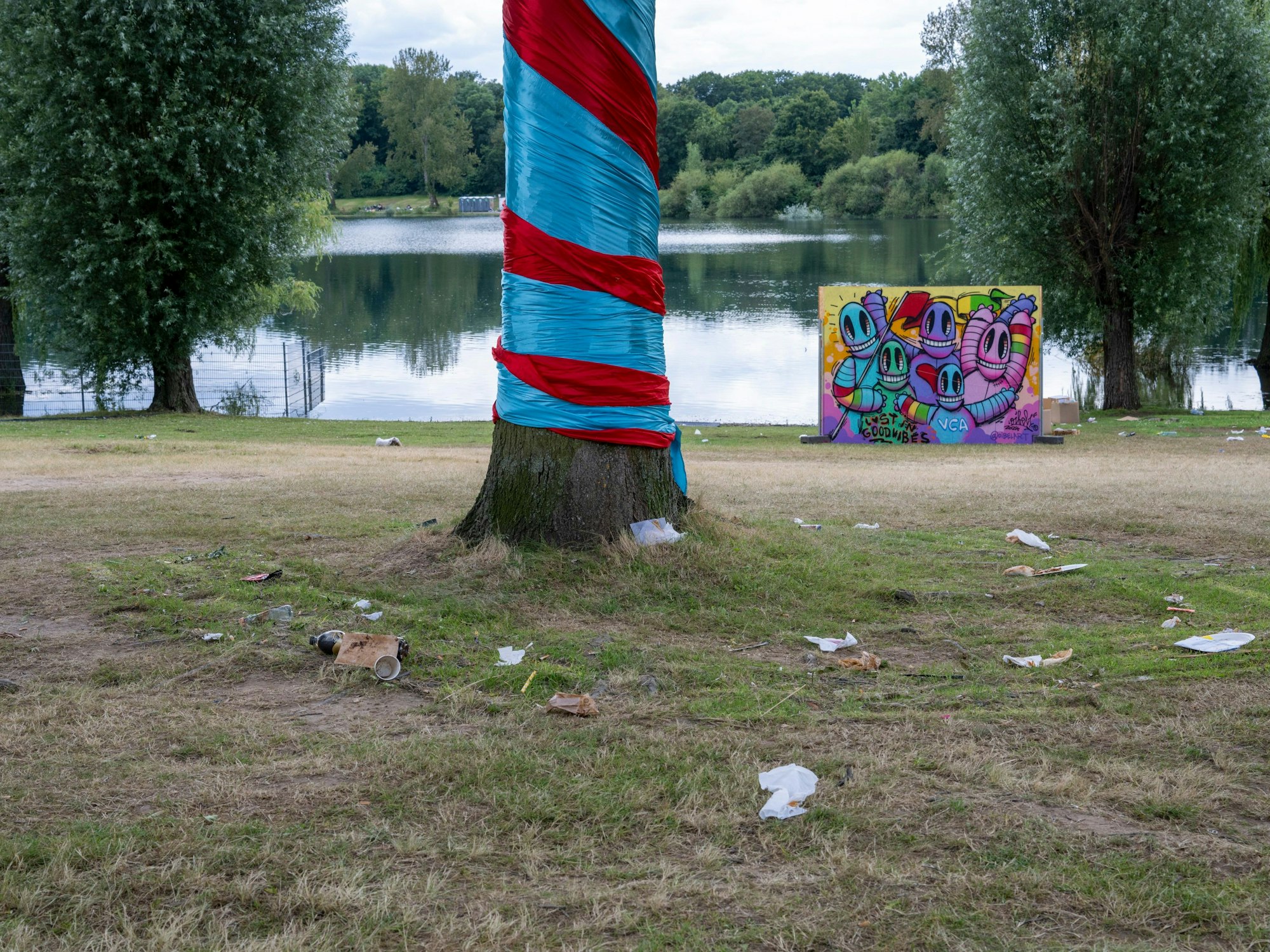 Flaschen und kleinerer Müll auf dem Gelände am Fühlinger See nach dem Summerjam.