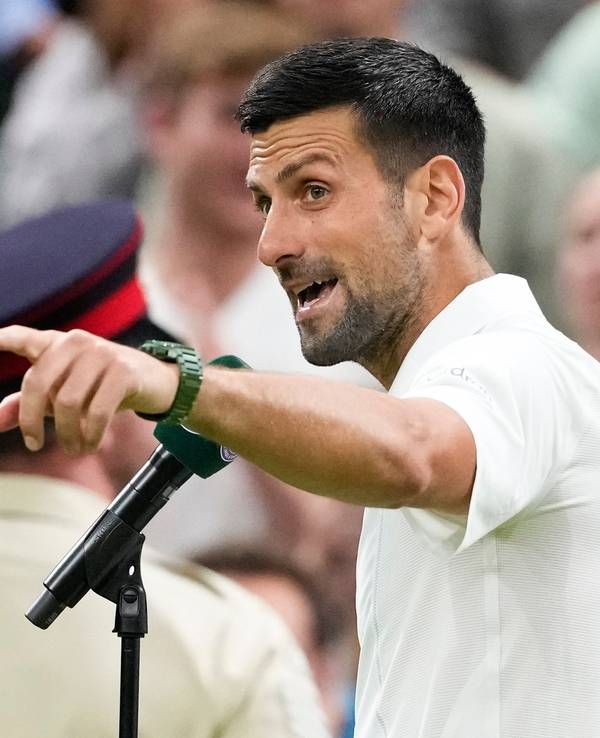 Novak Djokovic gestikuliert Richtung Fans.