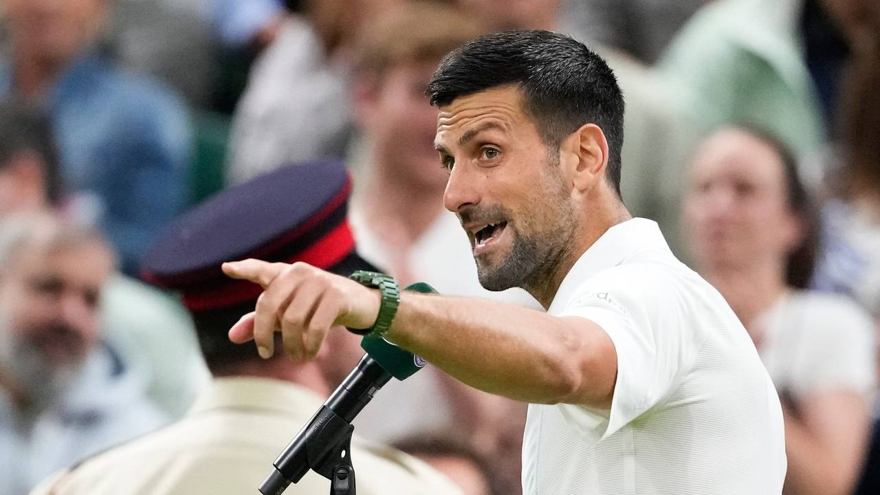 Novak Djokovic gestikuliert Richtung Fans.