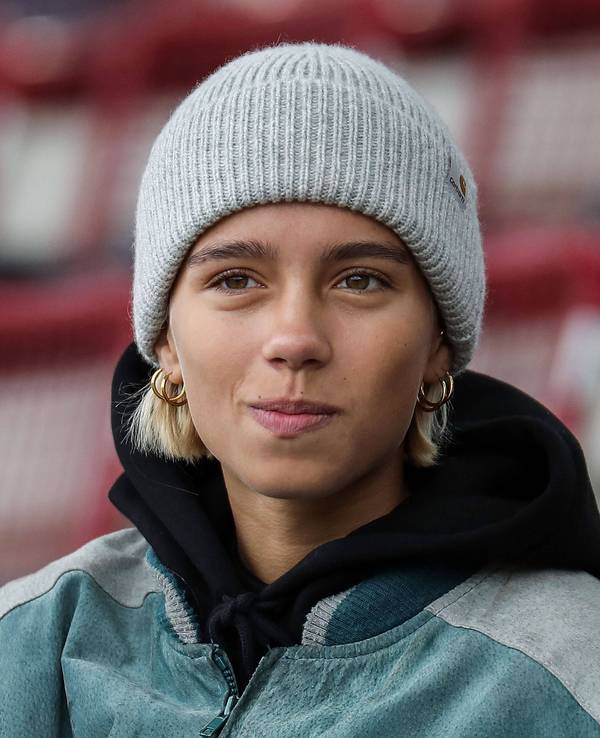 Lena Mantler sitzt auf der Tribüne im Stadion.