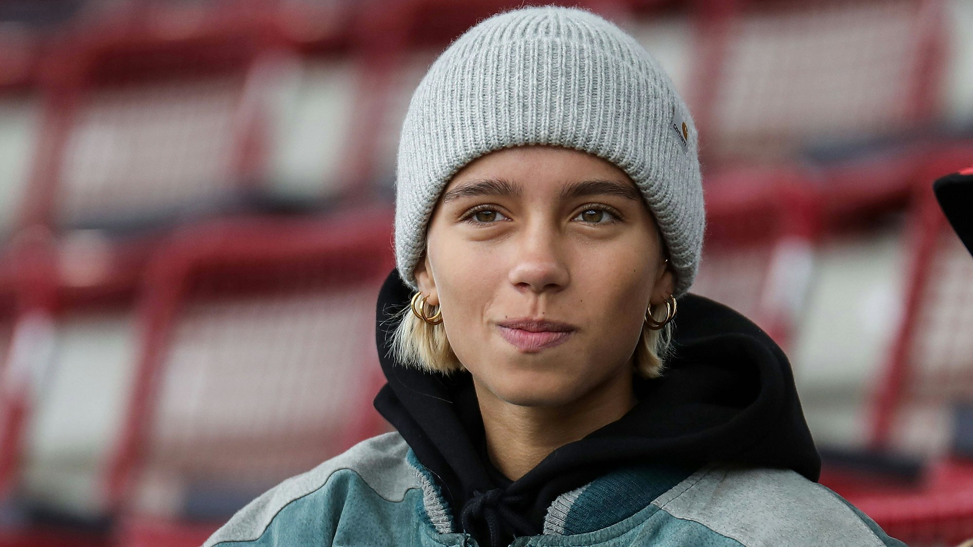 Lena Mantler sitzt auf der Tribüne im Stadion.