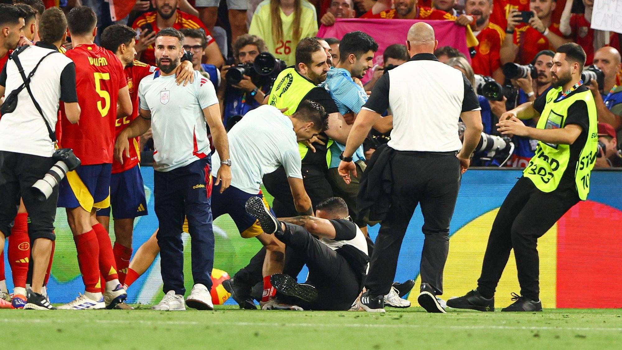 Ein Ordner trifft im Einsatz versehentlich den Spanier Álvaro Morata, der mit dem rechten Fuß umknickt. (Foto: 9. Juli 2024)