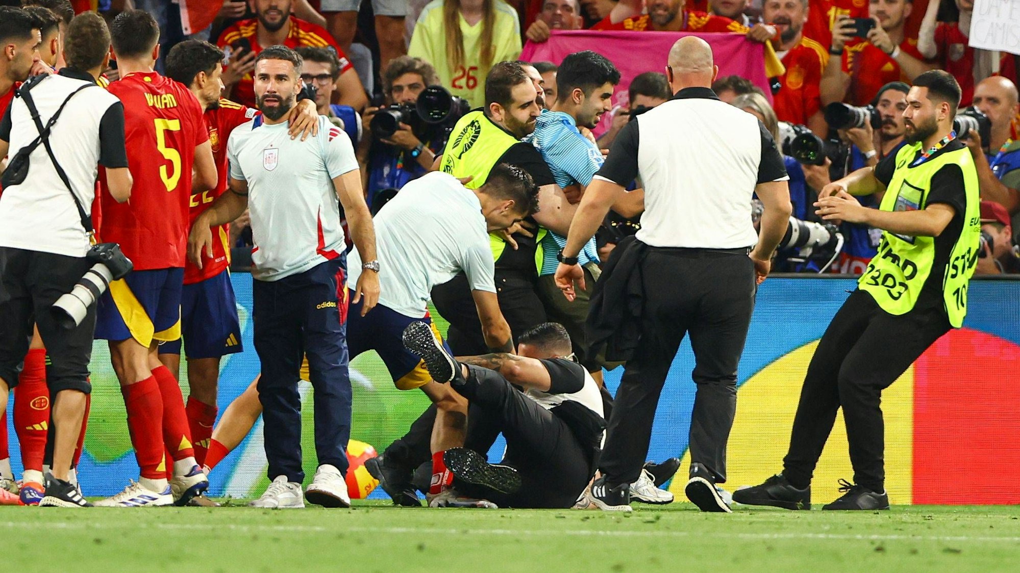 Ein Ordner trifft im Einsatz versehentlich den Spanier Álvaro Morata, der mit dem rechten Fuß umknickt. (Foto: 9. Juli 2024)