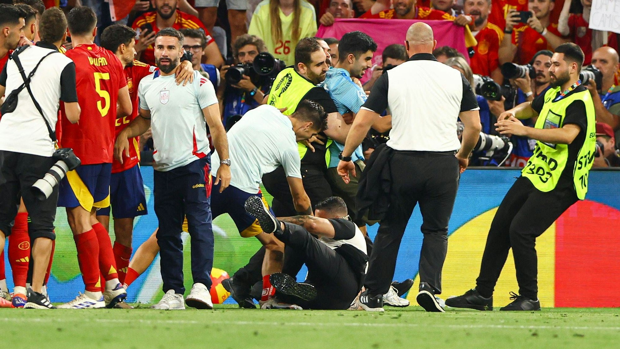 Ein Ordner trifft im Einsatz versehentlich den Spanier Álvaro Morata, der mit dem rechten Fuß umknickt. (Foto: 9. Juli 2024)