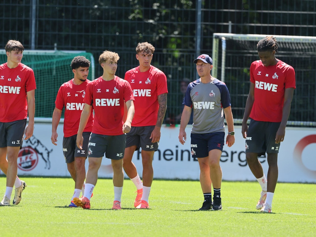 1. FC Köln, Training, von links: Jaka Cuber Potocnik, Fayssal Harchaoui, Meiko Wäschenbach, Julian Pauli, Gerhard Struber, Elias Bakatukanda