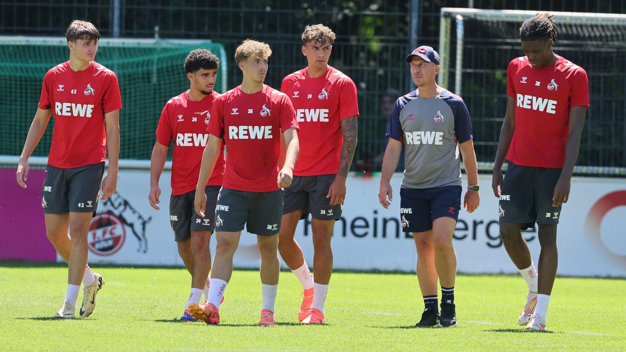 FC-Trainer Gerhard Struber gemeinsam mit seinen Nachwuchs-Profis am 9. Juli 2024 im Training am Geißbockheim.