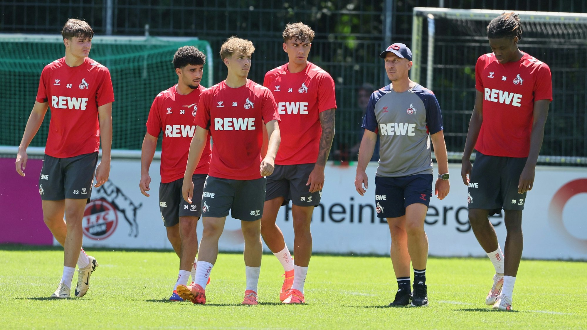 FC-Trainer Gerhard Struber gemeinsam mit seinen Nachwuchs-Profis am 9. Juli 2024 im Training am Geißbockheim.