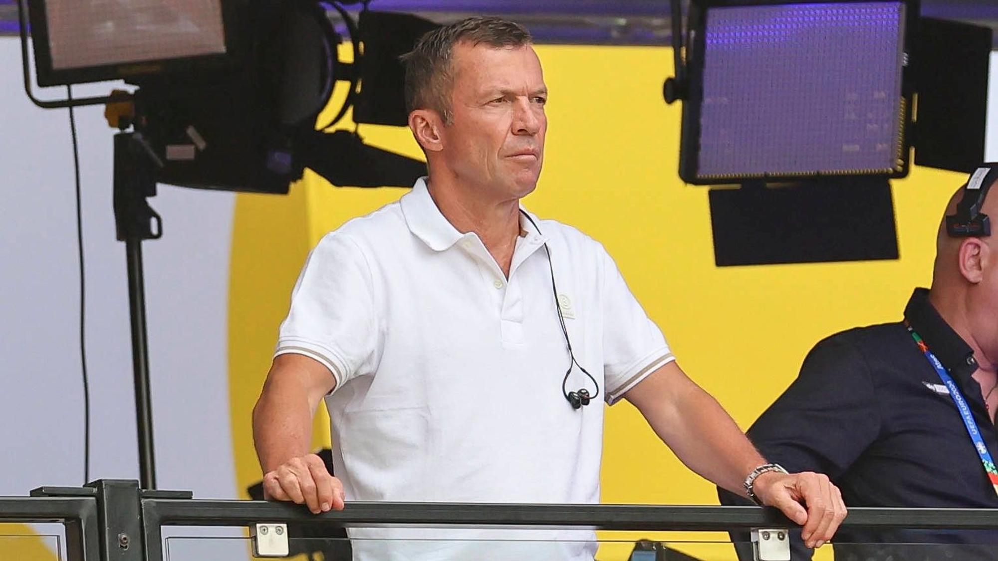 Lothar Matthäus verfolgt das Spiel Schweiz gegen Italien mit skeptischem Blick.