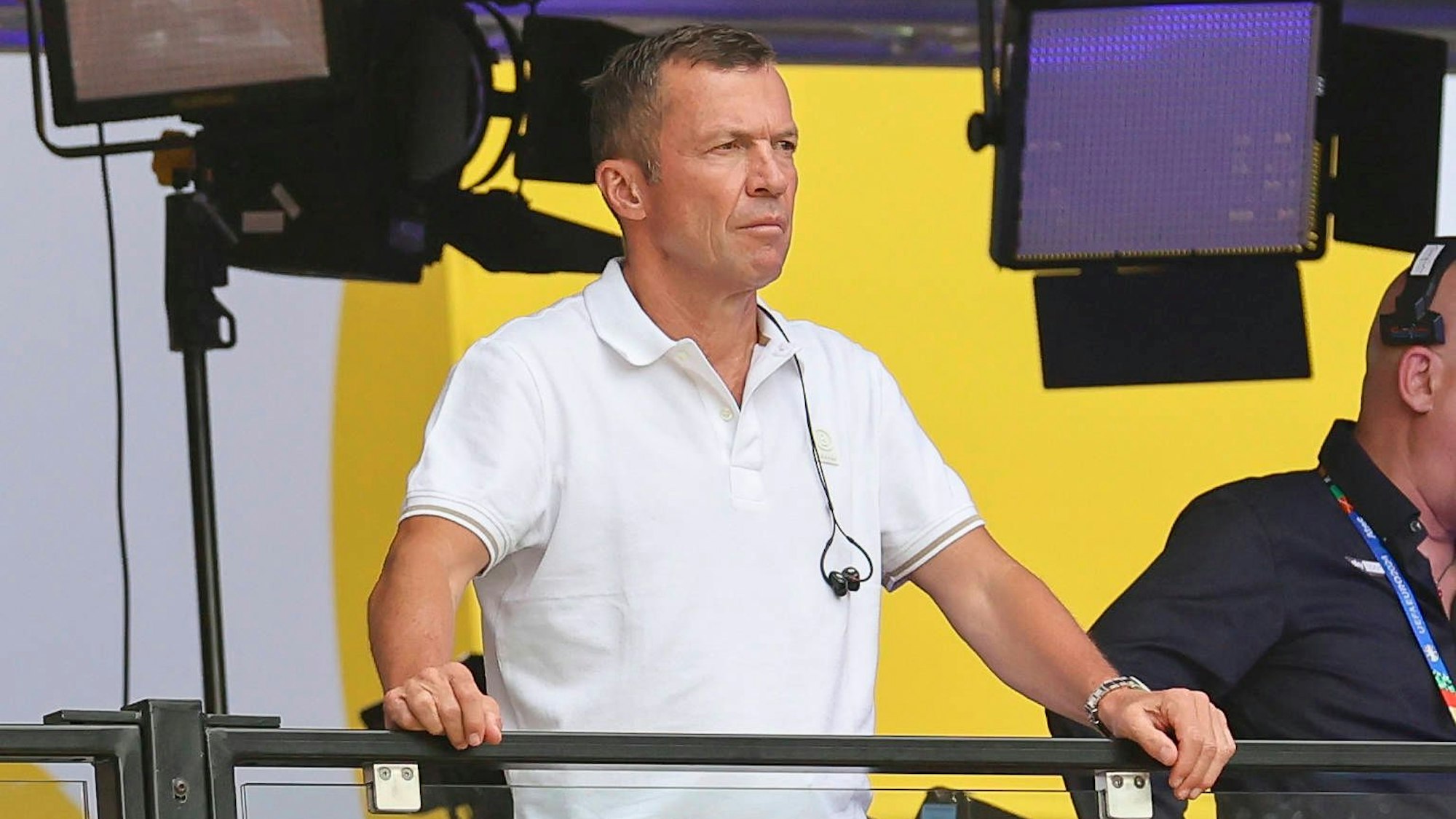 Lothar Matthäus verfolgt das Spiel Schweiz gegen Italien mit skeptischem Blick.