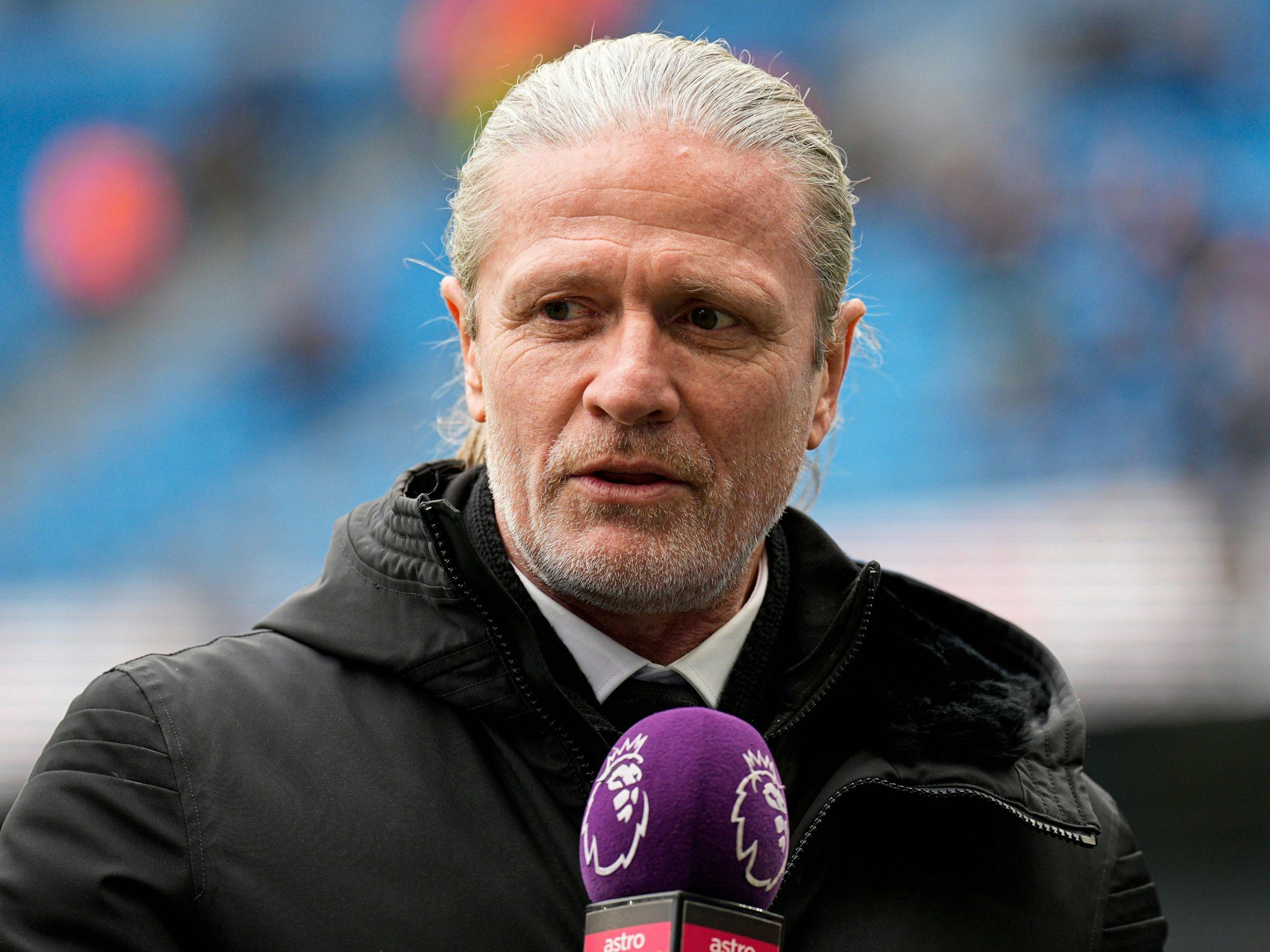 Emmanuel Petit bei einem Interview vor einem Premier-League-Spiel