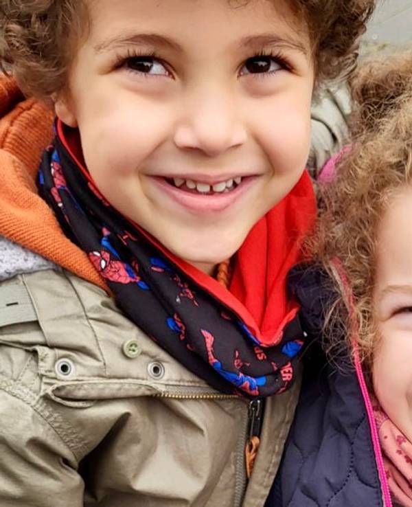 Carlotta (r.) und ihr Zwillingsbruder Charlie lachen in die Kamera.