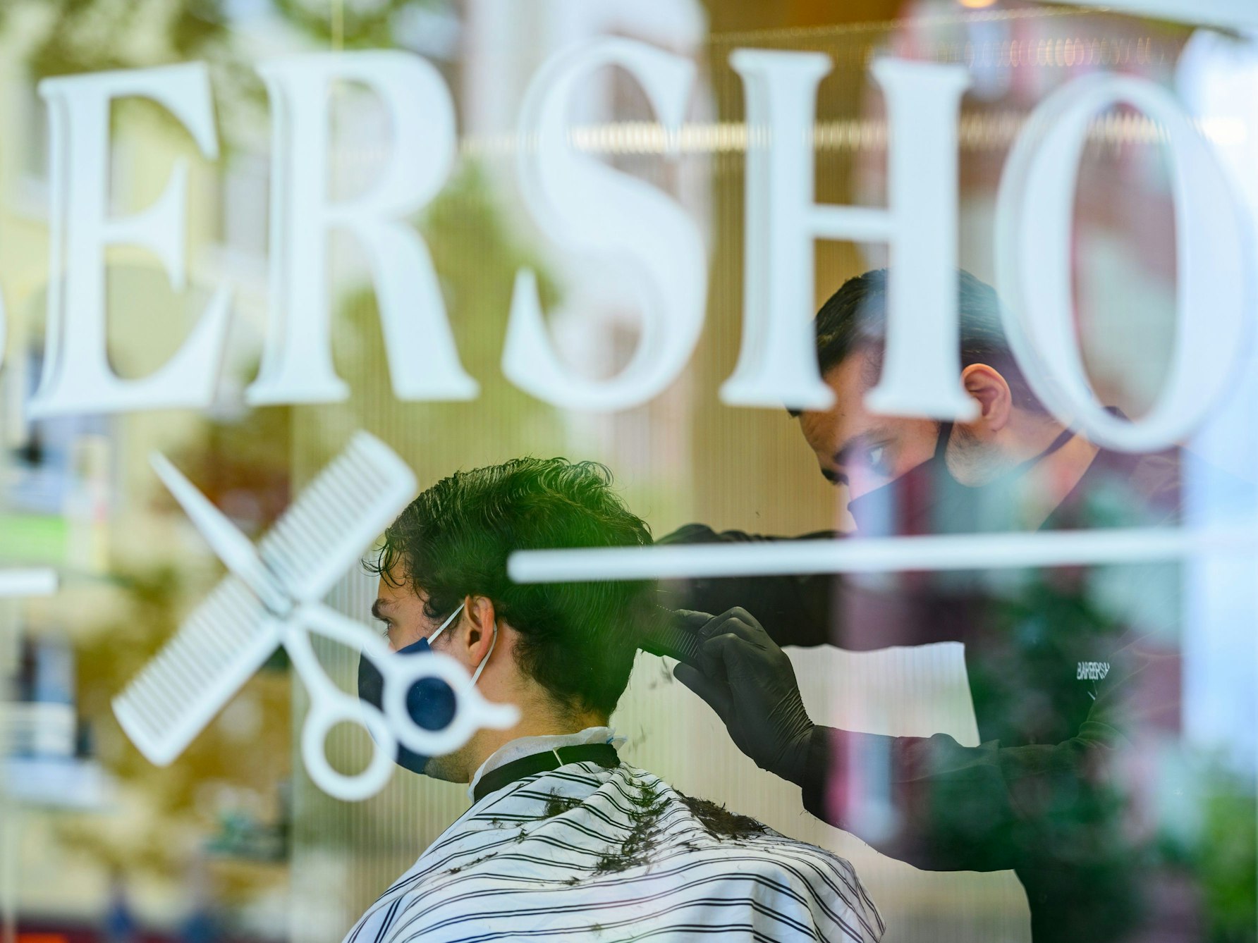 Ein Friseur schneidet in der Mainzer Innenstadt einem Kunden die Haare: In Deutschland verbreitet sich Hautpilz.