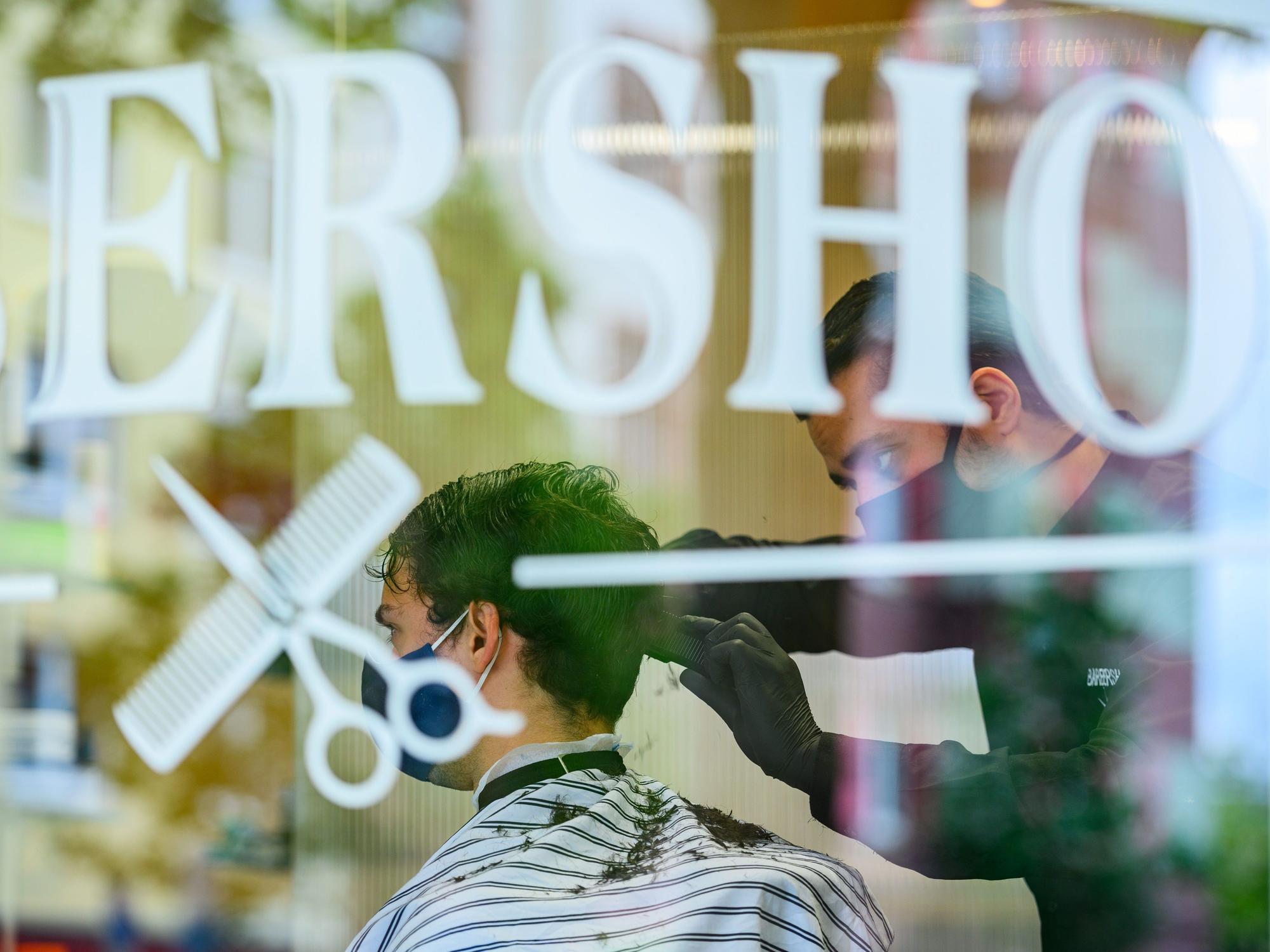 Ein Friseur schneidet in der Mainzer Innenstadt einem Kunden die Haare: In Deutschland verbreitet sich Hautpilz.