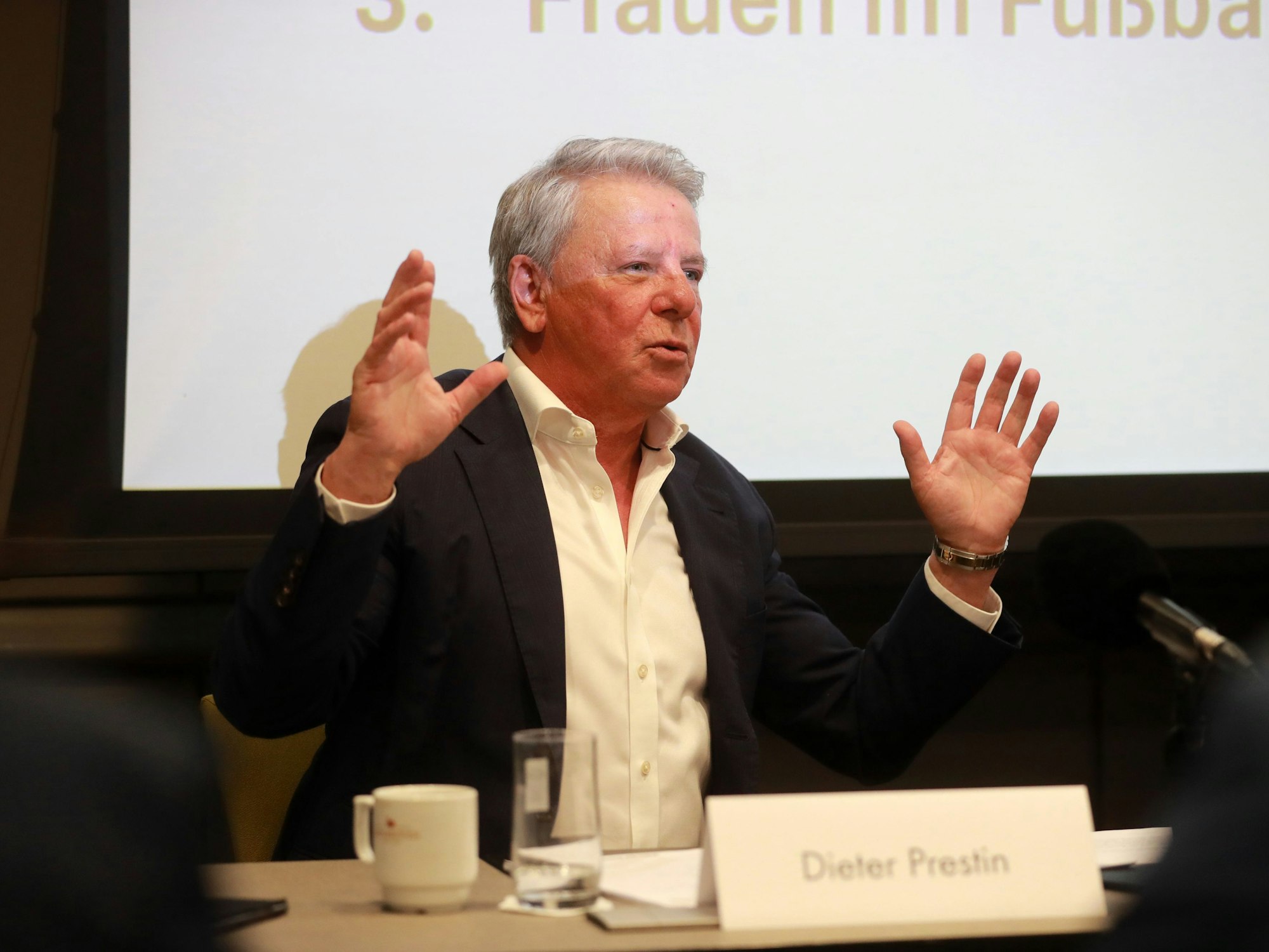 Das Team "FC-Zukunft" um Dieter Prestin gibt eine Pressekonferenz. Das Team stellt sich vor und präsentiert Inhalte, um Richtungsentscheidungen und Weichen für eine erfolgreichere Zukunft des 1. FC Köln einzuschlagen.
