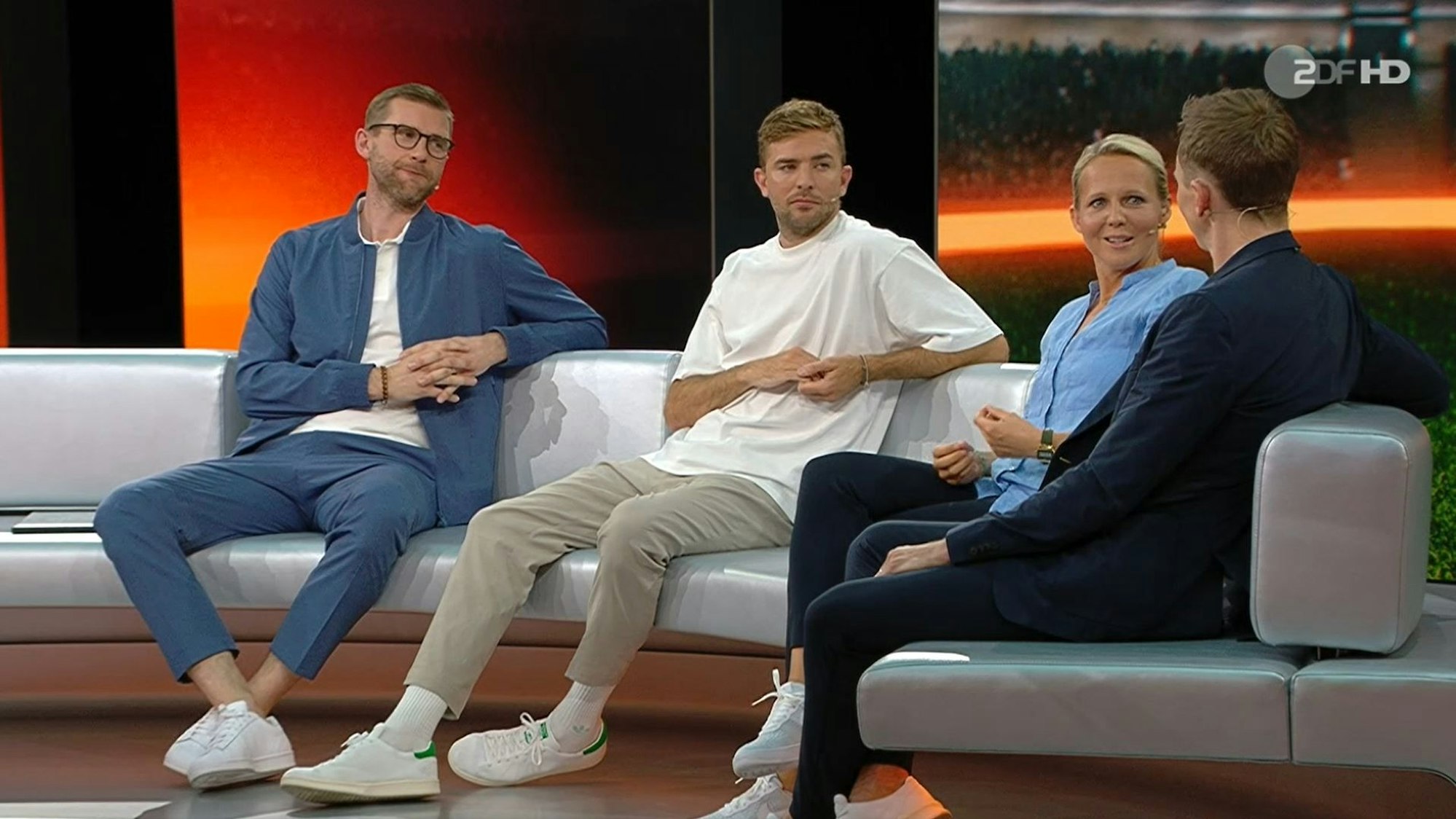 Bei Moderator Jochen Breyer (r.) gibt sich im ZDF die Stamm-Besetzung aus den beiden Weltmeistern Per Mertesacker (l.) und Christoph Kramer sowie Trainerin Fritzy Kromp die Ehre.