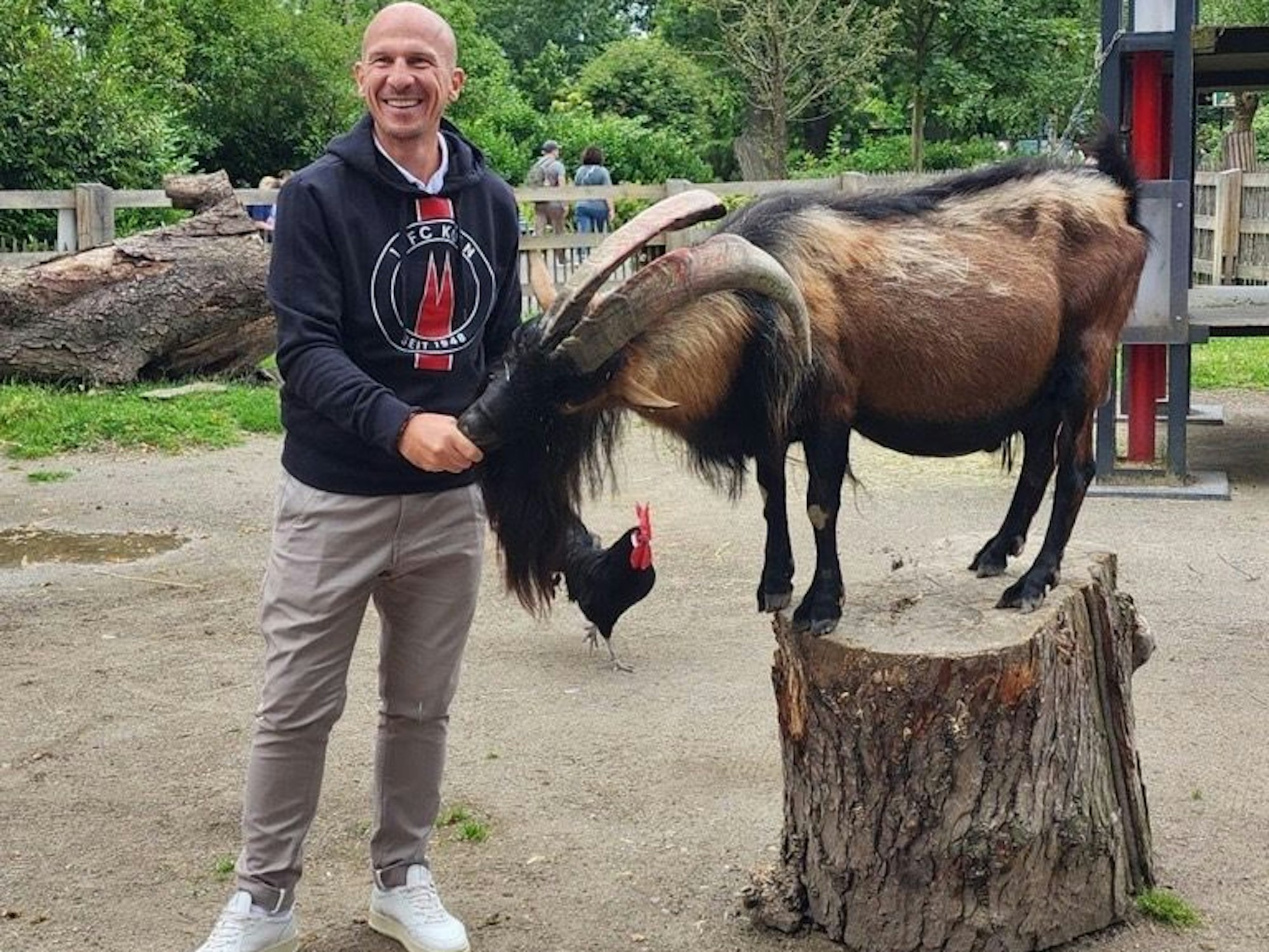 Gerhard Struber bei Hennes im Zoo.
