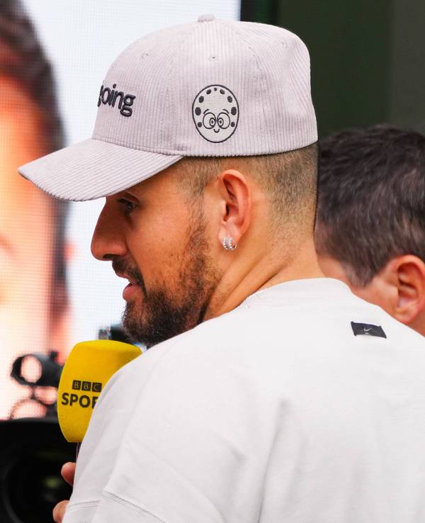 Nick Kyrgios mit BBC-Mikro in der Hand.