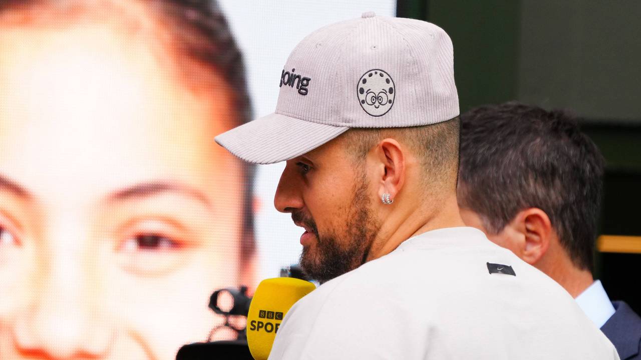 Nick Kyrgios mit BBC-Mikro in der Hand.