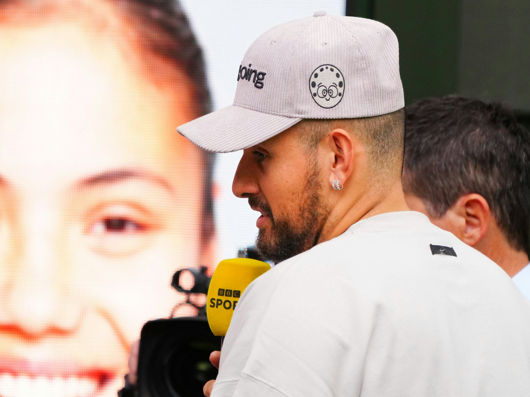 Nick Kyrgios mit BBC-Mikro in der Hand.