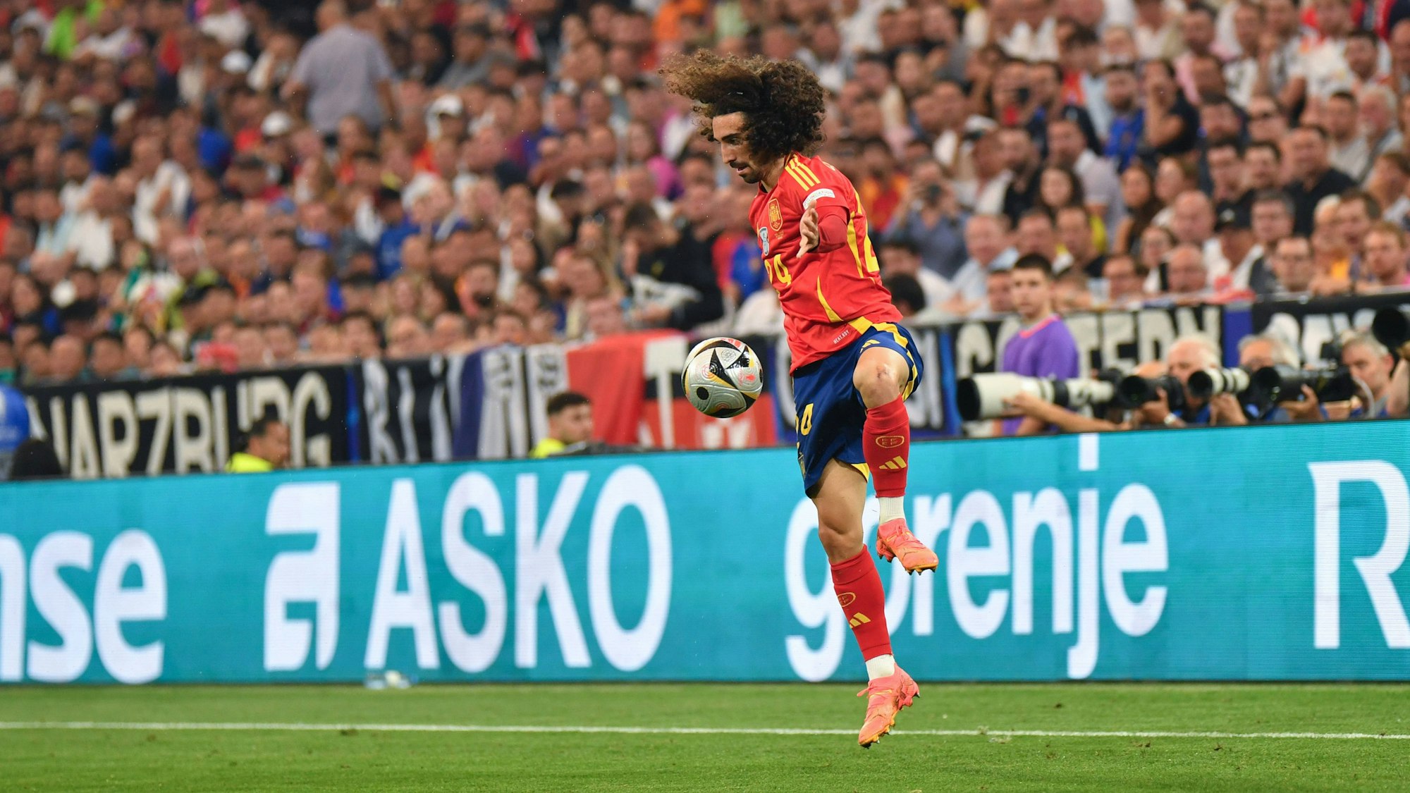 Marc Cucurella im EM-Halbfinale am Ball.