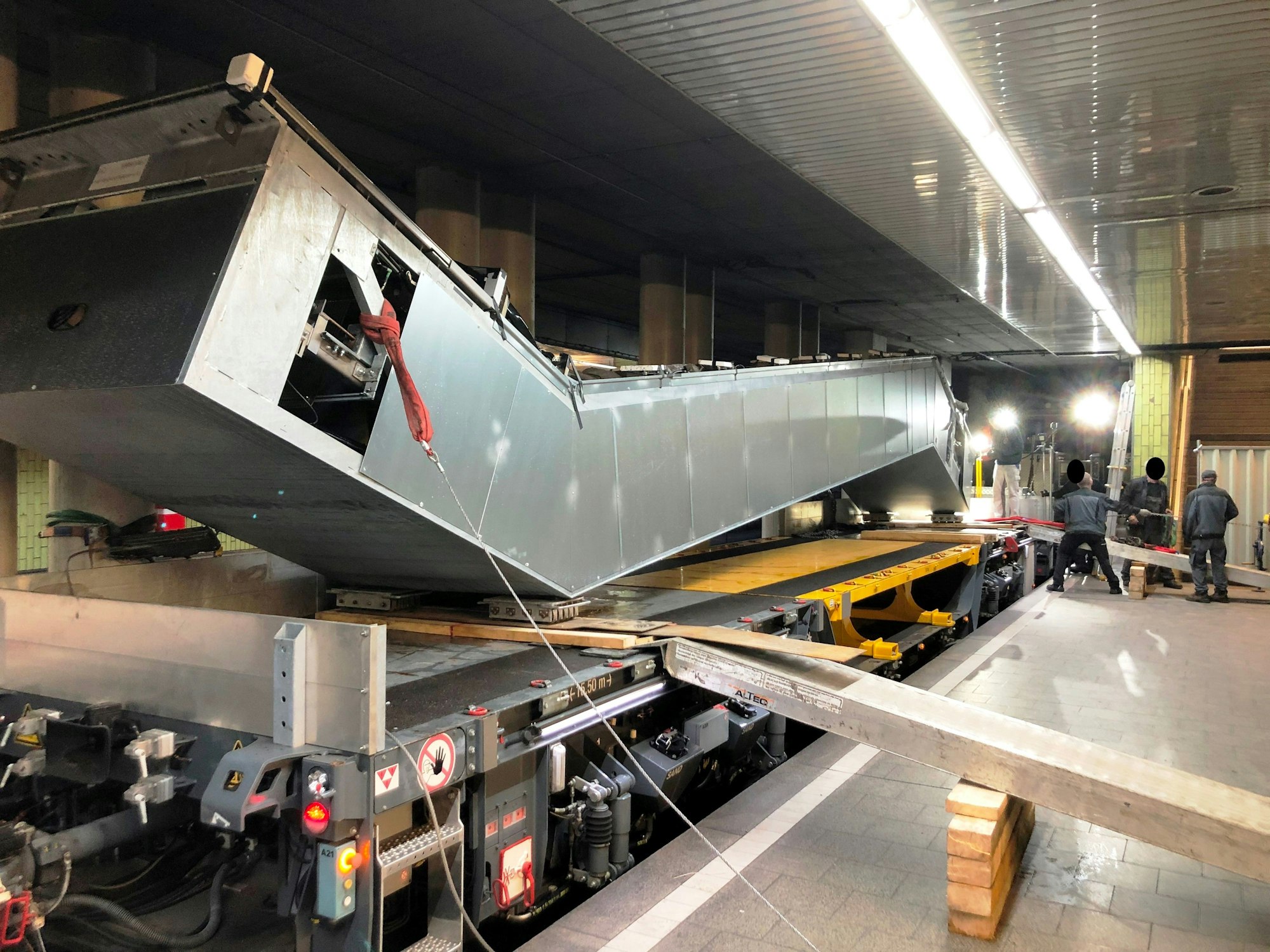 An einer U-Bahn-Stadtion wird eine neue Rolltreppe eingebaut.