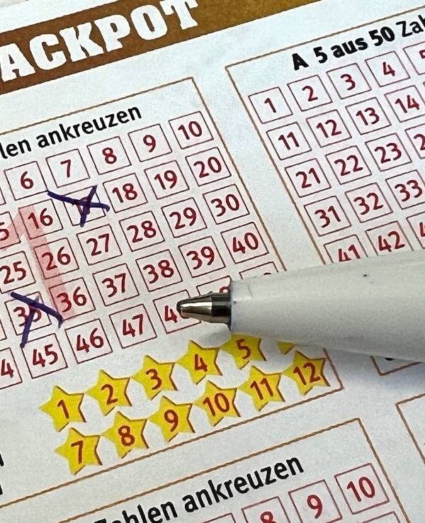 Ein Tippschein liegt ausgefüllt auf dem Tisch.