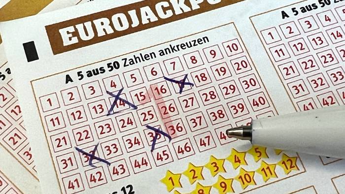 Ein Tippschein liegt ausgefüllt auf dem Tisch.