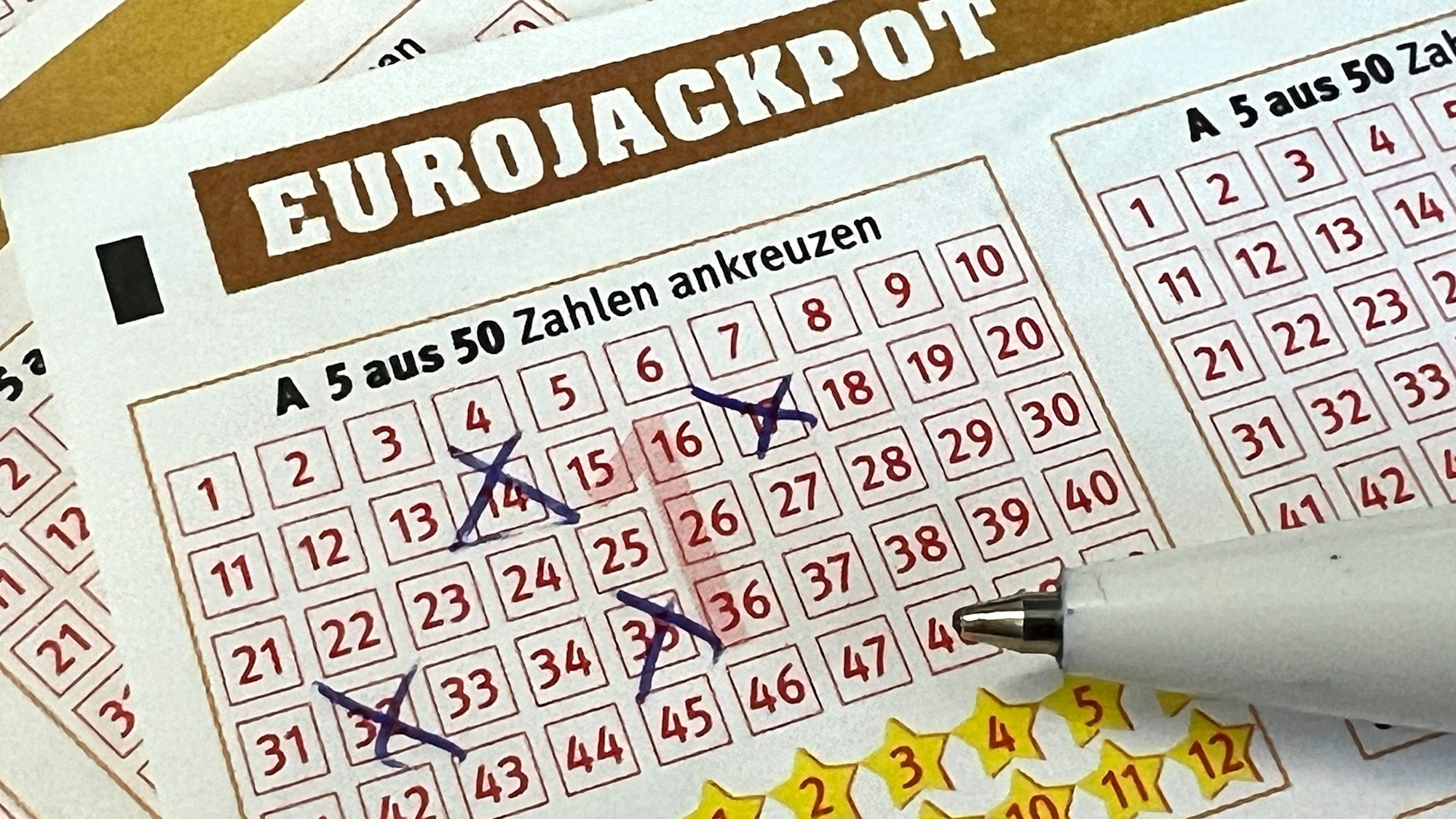 Ein Tippschein liegt ausgefüllt auf dem Tisch.