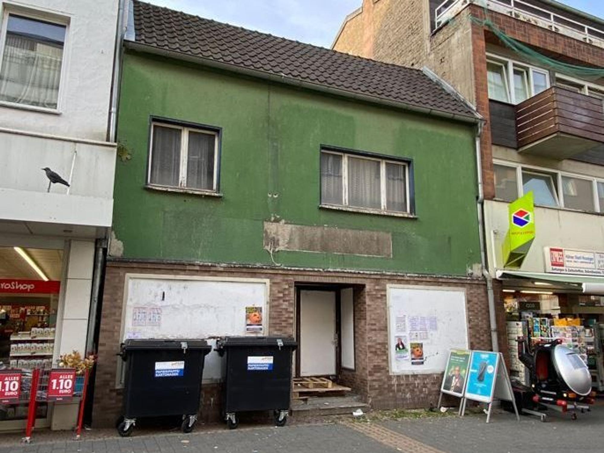 Das grüne Haus in der Porzer Innenstadt vor der Verschönerung.