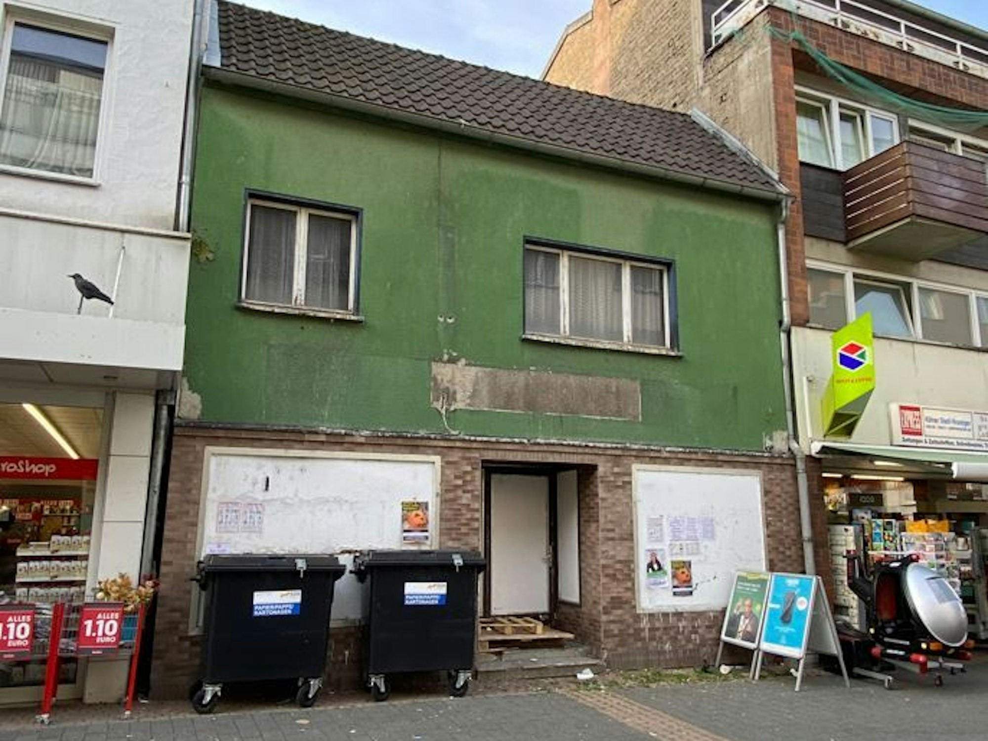 Das grüne Haus in der Porzer Innenstadt vor der Verschönerung.