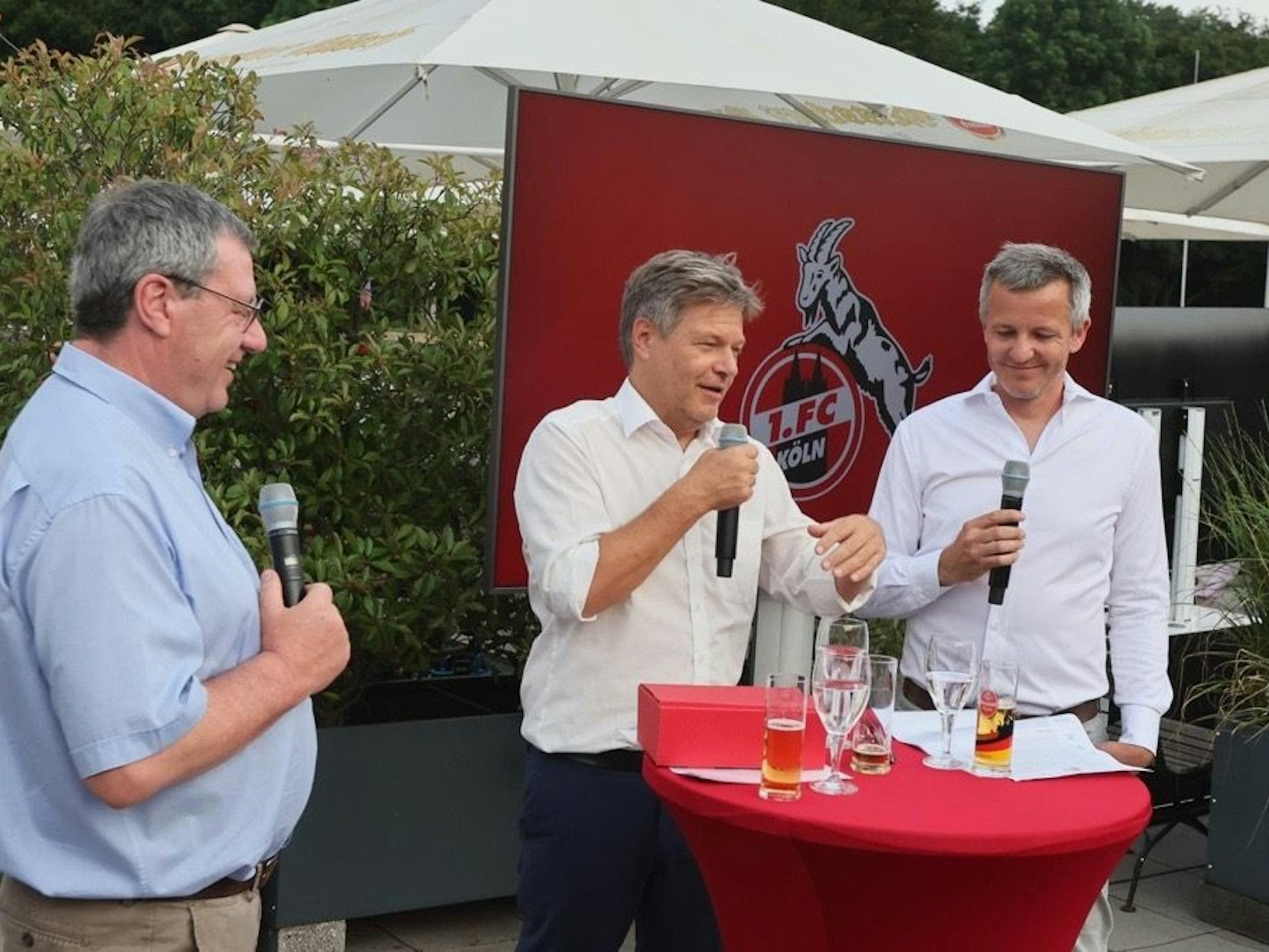 Vizekanzler Robert Habeck (Mitte), war am Montag am Geißbockheim zu Gast. Hier spricht er mit FC-Präsident Werner Wolf (l.) und Geschäftsführer Philipp Türoff.