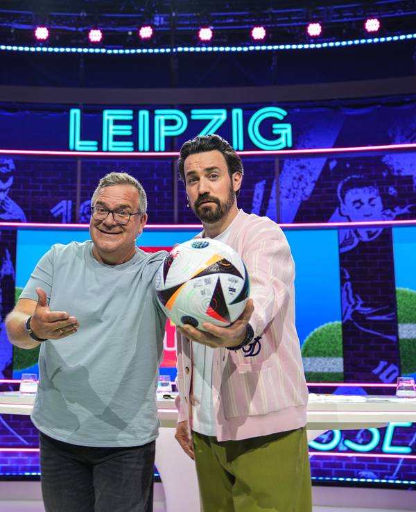 Elton und Jan Köppen im TV-Studio.