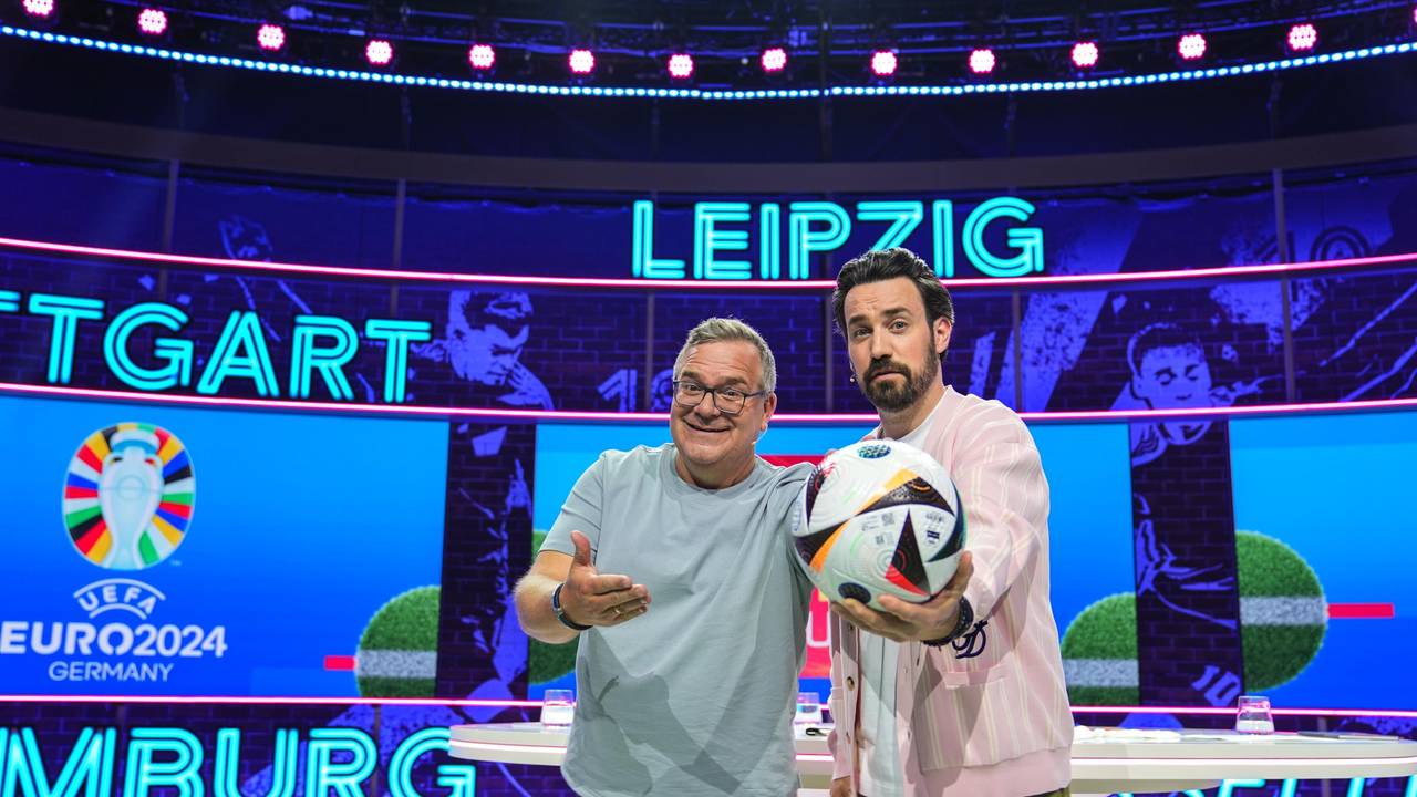 Elton und Jan Köppen im TV-Studio.