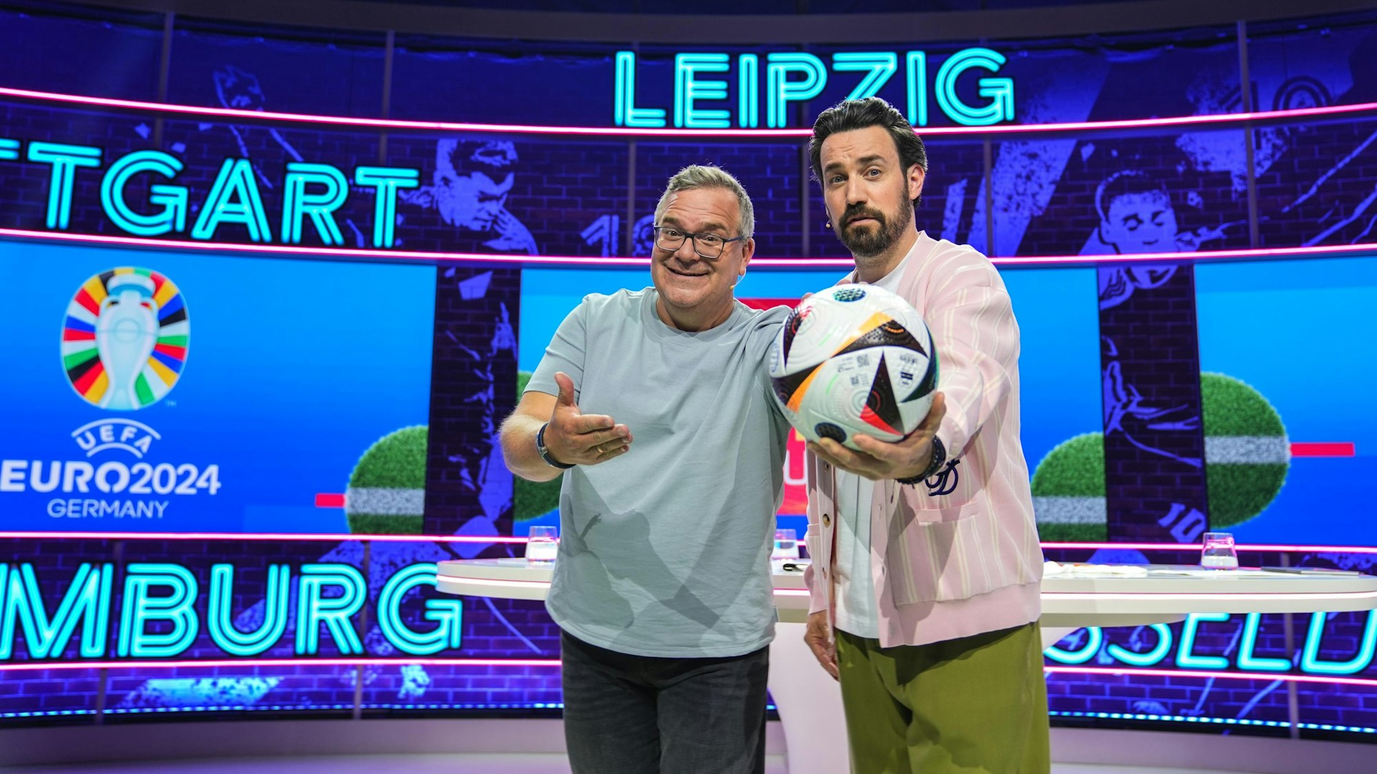 Elton und Jan Köppen im TV-Studio.